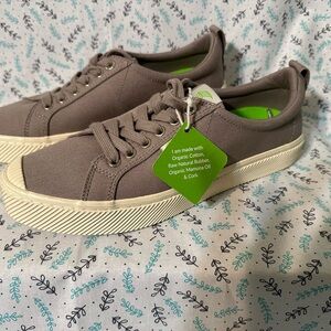 NWOT Cariuma Men’s/womens canvas OCA Low Mystic grey sneakers